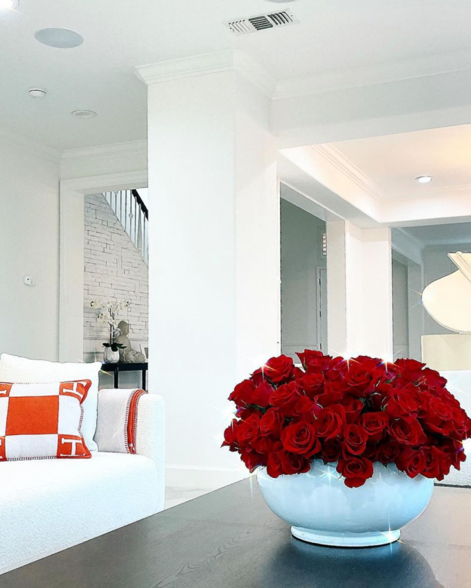 Có thể thấy không gian nhà mới của Hoa hậu Phạm Hương có tông màu xám trắng chủ đạo.