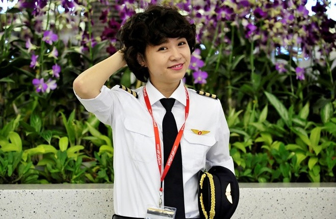 Xinh đẹp, cá tính, Nguyễn Phương Anh - nữ cơ trưởng của hãng hàng không Vietjet tạo nhiều ấn tượng khi vượt qua nhiều nhiều thử thách để trở thành một trong những nữ nhân quyền lực nhất ngồi trên khoang lái chinh phục bầu trời. Ảnh: Zing