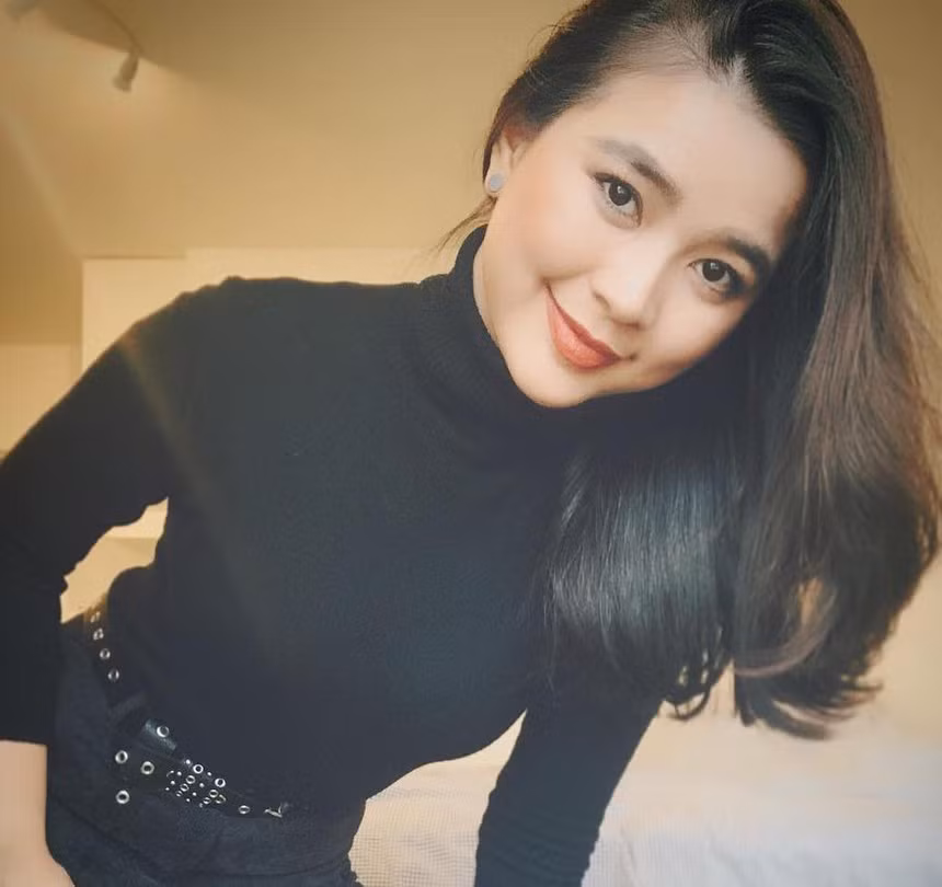 Ngay cả khi tăng cân 10kg do một năm "buông thả", nữ phi công vẫn được khen đầy đặn, xinh hơn trước rất nhiều. Ảnh: Zing