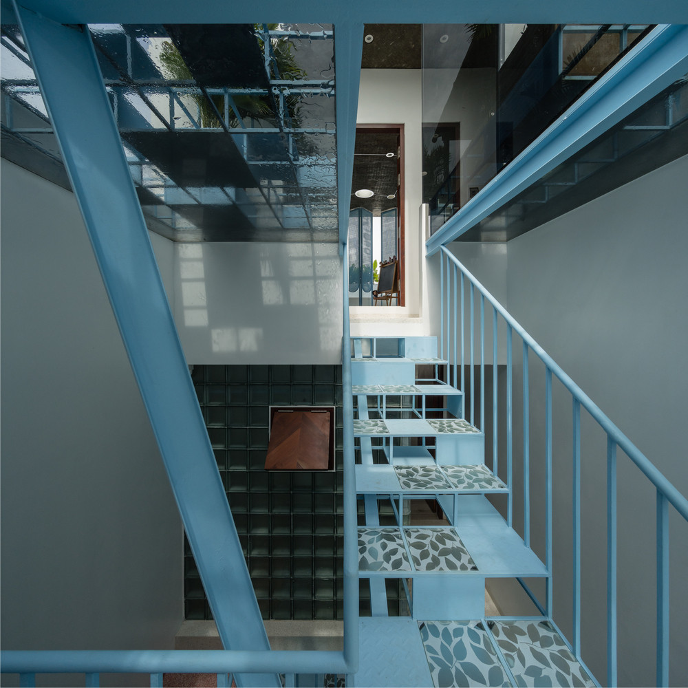 Khung nhà không chỉ đóng vai trò làm kết cấu nâng đỡ mà còn là chiếc cầu thang sắt có lỗ để hai mẹ con di chuyển.