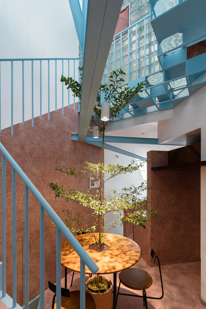 Để xử lý mảnh đất nhỏ có diện tích 3x10m, kiến trúc sư lên tích hợp nhiều chức năng cho mỗi bộ phận trong nhà.