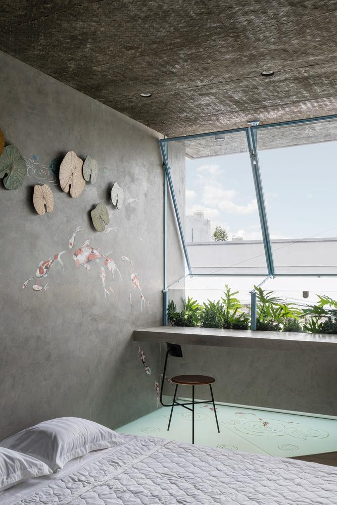 Phòng ngủ thoáng đãng có một bàn làm việc bên cạnh cửa sổ.