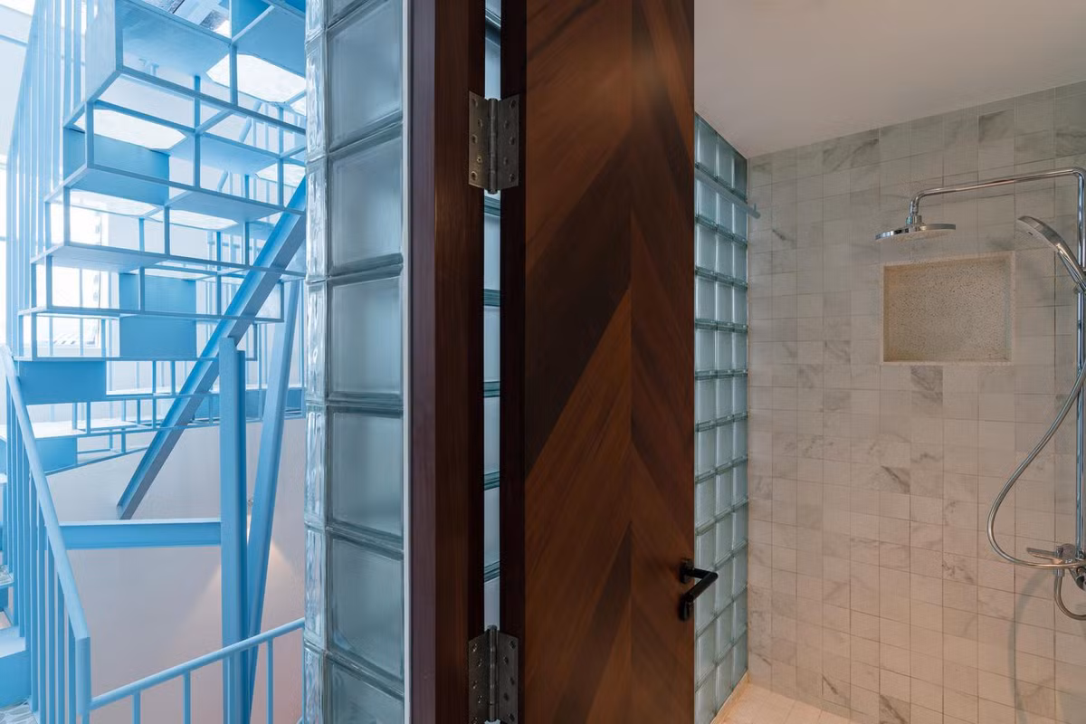 Phòng tắm thiết kế đơn giản, lấy ánh sáng chủ yếu từ giếng trời.