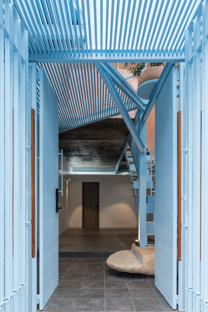 Cửa sắt lỗ màu xanh làm tăng khả năng thông gió cho căn nhà.