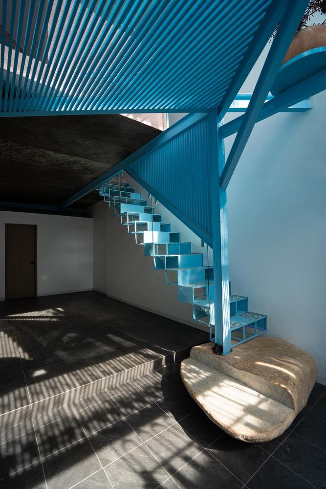 Giếng trời cho không gian trong nhà luôn tràn ngập ánh sáng vào ban ngày.