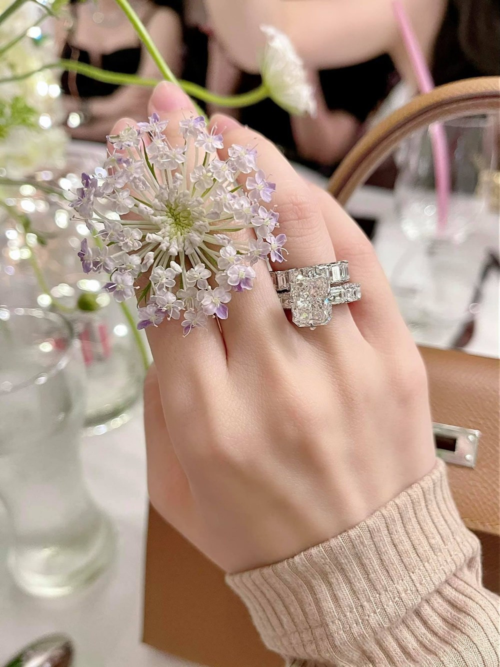 Hai vợ chồng Di Băng cũng hé lộ những món đồ hiệu, trang sức đắt tiền. Điển hình như chiếc nhẫn kim cương trị giá 1 tỷ 800 triệu đồng ông Vũ mua cho Đoàn Di Băng. Ảnh: FBNV