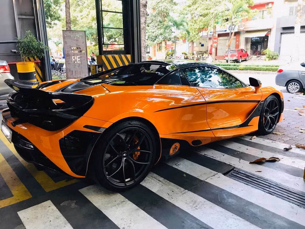 Nhân dịp 3 năm kỷ niệm ngày cưới, đại gia Nguyễn Quốc Vũ đã tặng vợ chiếc xe 2 tỷ đồng. Sau đó, cặp đôi xuất hiện cùng chiếc McLaren 720S Spider trị giá hơn 23 tỷ đồng hay Volvo XC90. Ảnh: Tapchixe