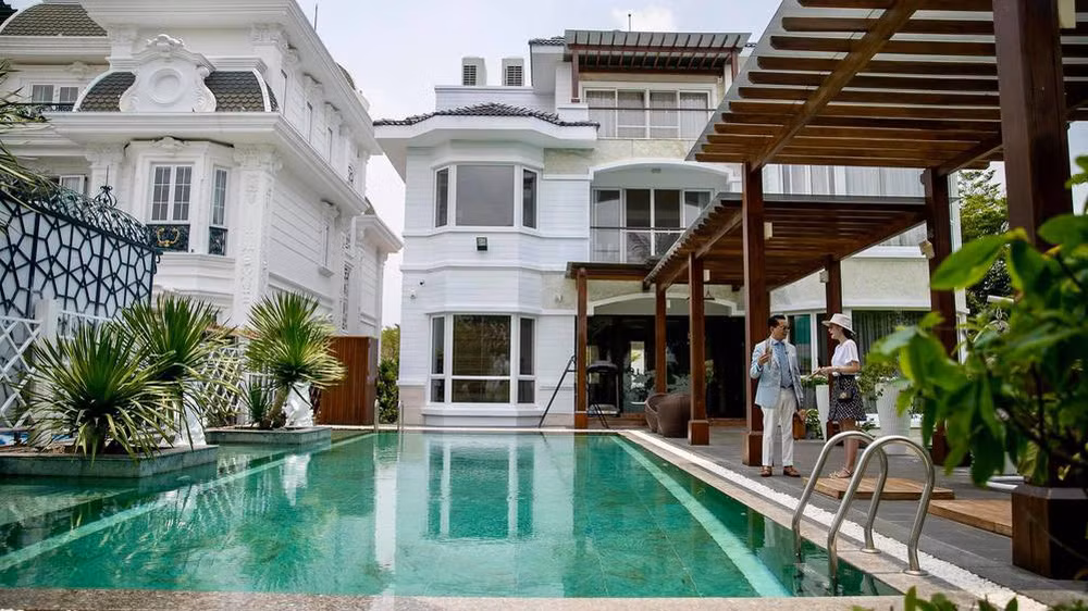 Trước đó, đại gia Nguyễn Quốc Vũ và vợ sống tại một căn biệt thự 6 tầng ở quận Bình Thạnh (TP. HCM). Dinh thự này có diện tích đất 150m2, có thang máy để đi lại, trị giá hơn 10 tỷ đồng. Ảnh: Doanh nghiệp &amp; Tiếp thị.