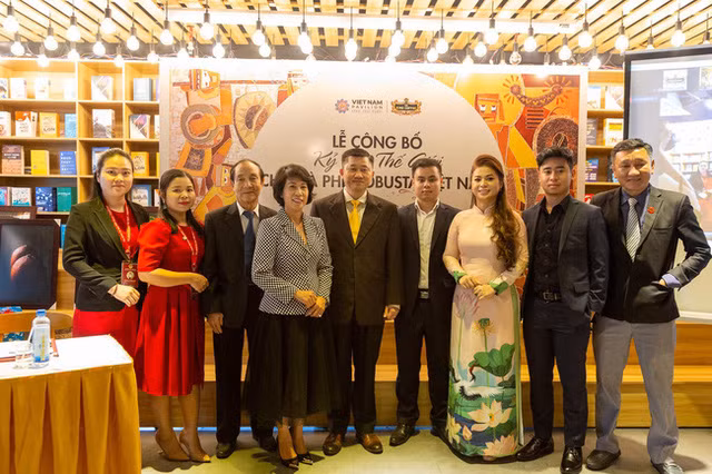 Bat mi ve 4 nguoi con cua ong Dang Le Nguyen Vu va ba Le Hoang Diep Thao