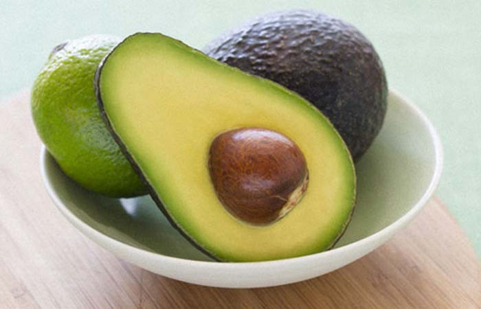 Một số nhà vườn tiết lộ, bơ chưa chín thì lõi cuống sẽ có màu xanh, còn nếu có màu vàng thì có nghĩa là đang chín tới, màu nâu sẫm là bơ đã chín quá, rất dễ bị nẫu.