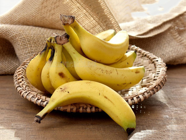 Vỏ chuối chín ép thường có màu vàng bắt mắt mịn màng còn chuối chín tự nhiên có vỏ vàng sẫm kèm theo đốm nhỏ màu nâu, đen.
