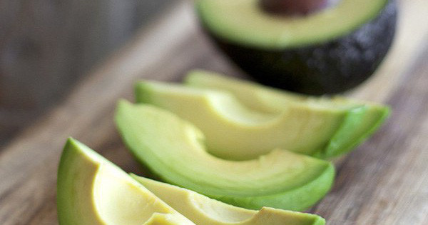 Khi vận chuyển đường dài, bơ dễ bị dập, hư hỏng. Vì vậy, thương lái có thể tắm hóa chất để giữ cho bơ tươi ngon.