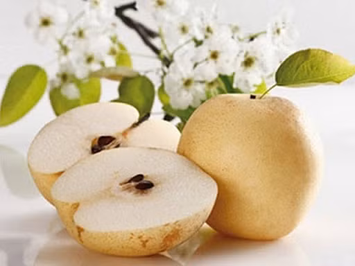 Nếu như lê Việt có thịt quả trắng, đặc, vị ngọt hơi chua thì lê Trung Quốc thịt quả có thể bị thâm đen, xuất hiện lỗ thủng li ti, vị rất ngọt. Ảnh: Internet