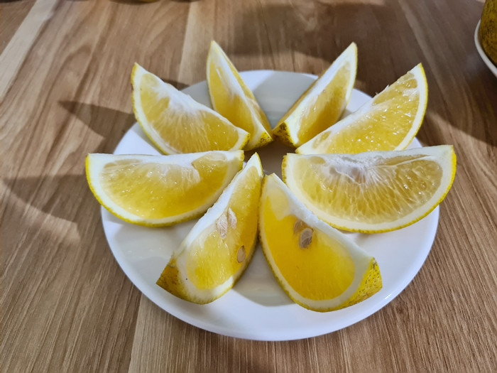 Trong lòng quả cam Cao Phong có nhiều các gân trắng để chia đều các múi cam. Ăn các miếng cam Cao Phong đều có vị ngọt thanh, mùi thơm dìu dịu. Những quả cam chưa chín có vị chua mát, thanh nhẹ. Ảnh: Facebook