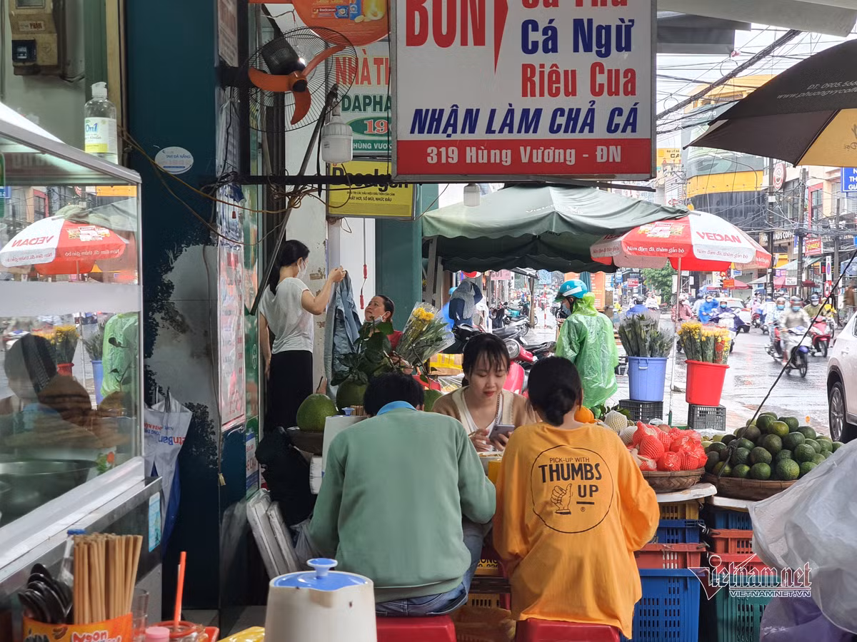 Ngay dau mo ban tai cho: Qua buon vi troi mua, khach vang-Hinh-9