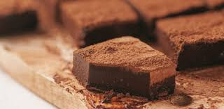 Chẳng hạn, hương kem sắp hết hạn được trộn để làm kem chocolate. Màu đen và vị mạnh sẽ át đi hương vị gốc.