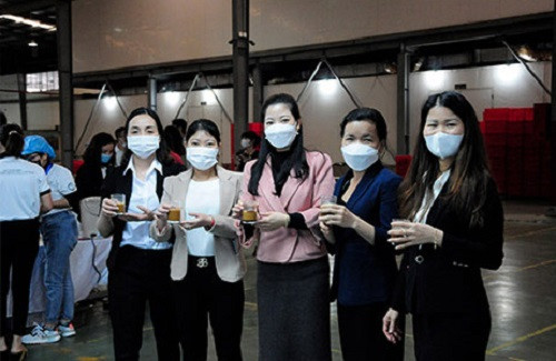 Theo giới thiệu trên website, dự kiến, trong năm 2022, nhà máy Trung Nguyên tại Bắc Giang sẽ tăng 25-50% sản lượng, đẩy mạnh tuyển dụng thêm nhân công, tạo công ăn việc làm cho hơn 400 người lao động địa phương. Ảnh: Trungnguyenlegend