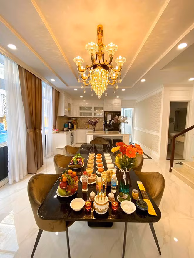 Không gian bên trong biệt thự thiết kế hiện đại. Ảnh: FBNV