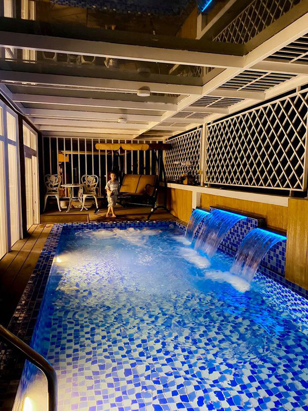 Đặc biệt, trong nhà còn có bể bơi lớn. Ảnh: FBNV