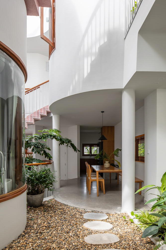 Là một nhà thiết kế thời trang nên gia chủ coi căn nhà như một tác phẩm nghệ thuật, nơi các thành viên gia đình được trải nghiệm qua từng bước chân đi lại.