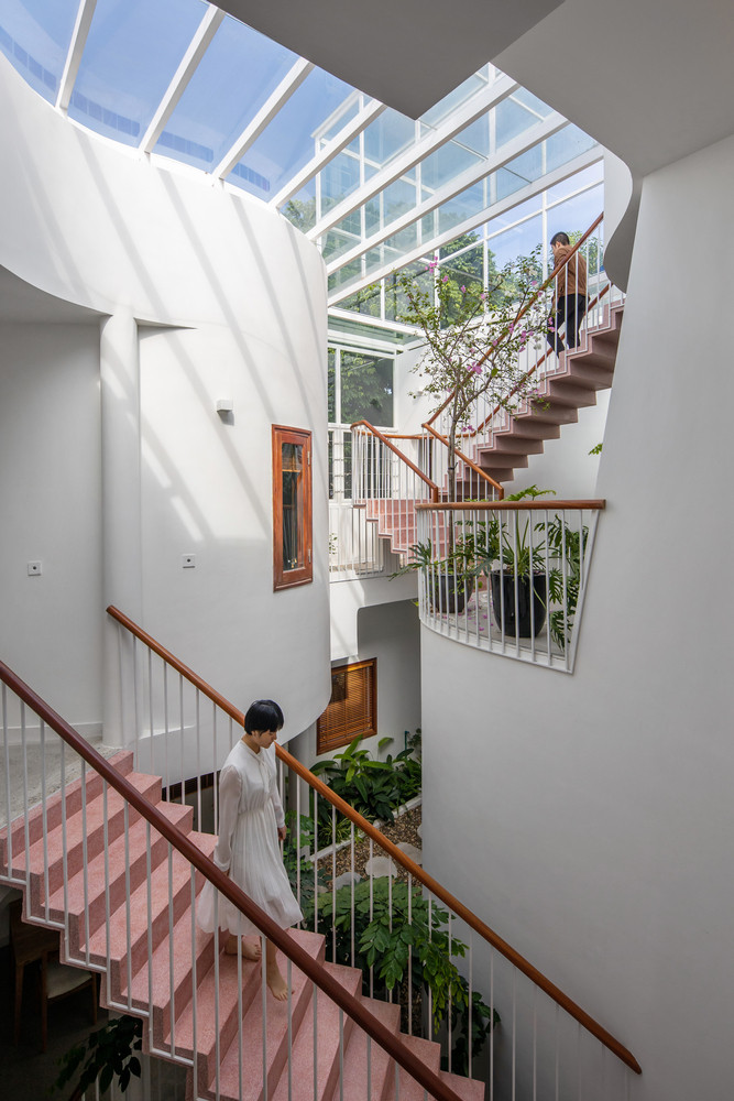 Theo mong muốn của gia chủ, kiến trúc sư đã tạo ra một không gian hướng nội, chú trọng đến việc kết nối các thành viên.