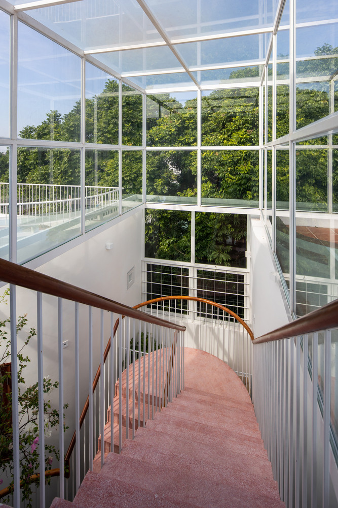 Thay vì sử dụng giếng trời thông thường, giá chủ sử dụng hệ cửa kính trong suốt để nhà phố luôn nhận được ánh sáng tự nhiên.