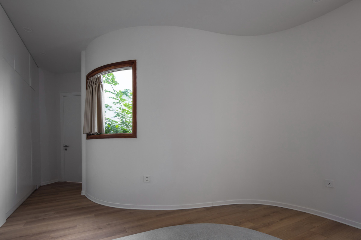 Bên trong nhà là không gian lõi uốn lượn tạo nên một trải nghiệm khung nhìn thú vị.