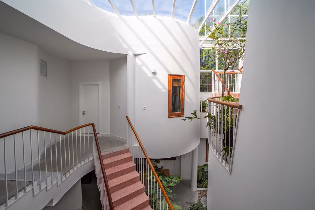 Do đó, kiến trúc sư sử dụng cấu trúc tương phản với hình khối vuông đơn giản bao bọc bên ngoài tương phản với các đường uốn lượn bên trong.