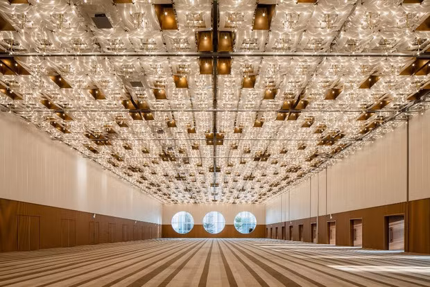 Sảnh ballroom ấn tượng được phủ bởi gần 500 chiếc đèn.