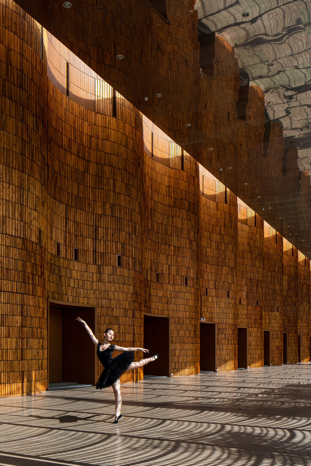 Đường uốn lượn bên trong công trình kết hợp mặt trần tráng gương làm tăng gấp đôi chiều kích không gian, khiến không gian trở nên vô tận.