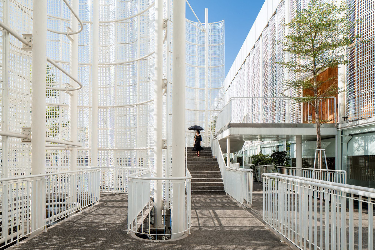 Công trình Việt được lấy cảm hứng từ tấm mạng che mặt của cô dâu trong ngày cưới, vừa tạo độ sâu cho không gian bên trong, lại có phần bí ẩn và chút riêng tư khi nhìn từ bên ngoài.