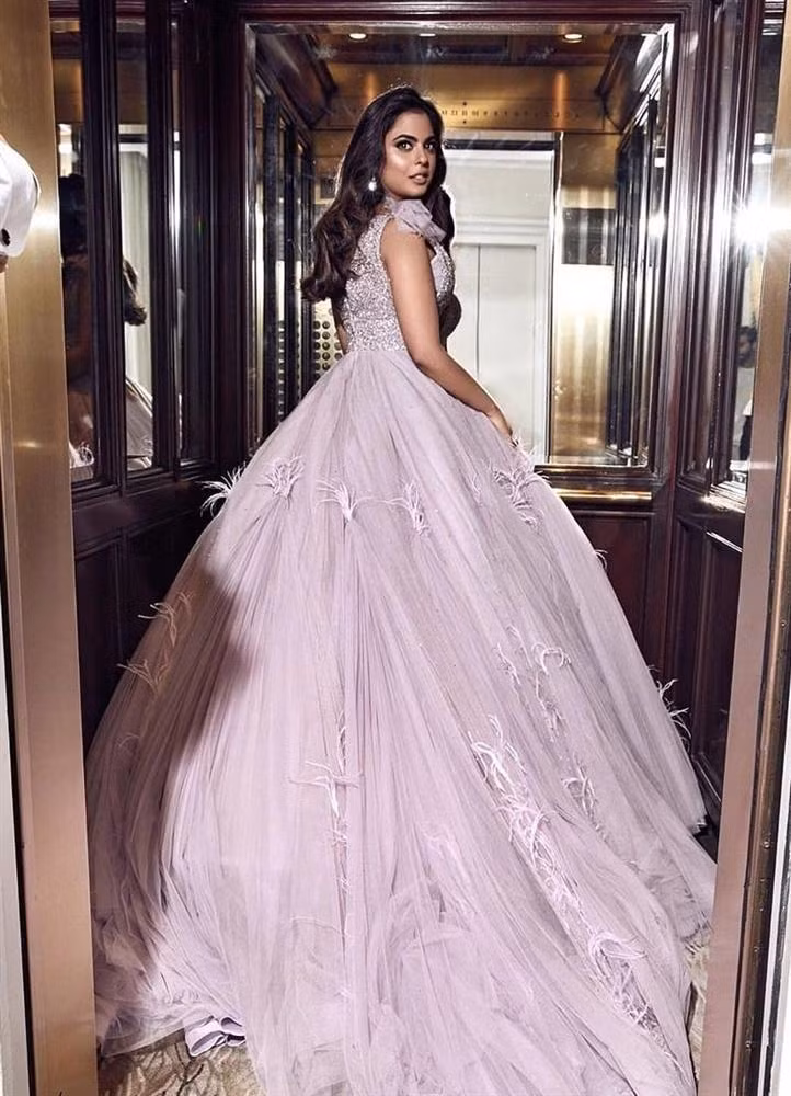 Theo SCMP, Isha là người thừa kế có đường hướng kinh doanh giống với tỷ phú Ambani nhất. Cô gái 29 tuổi cũng từng chọn bố là "hình mẫu tuyệt vời nhất" để noi theo. Nguồn ảnh: DNA India/ Instagram