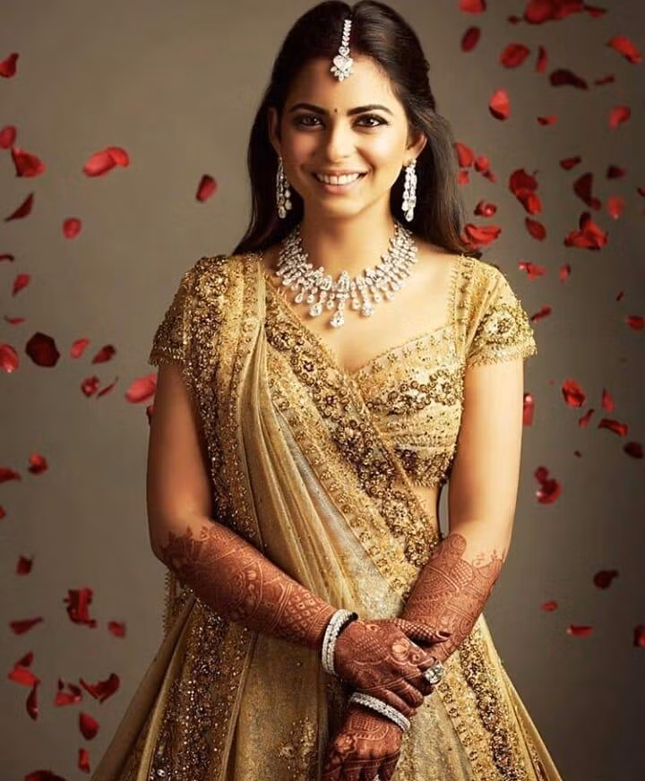 Isha Ambani sở hữu bộ sưu tập trang sức kim cương, ngọc lục bảo, đá quý đồ sộ trị giá hàng triệu USD cùng dàn siêu xe đắt đỏ như Porsche 911, Lamborghini Huracan...