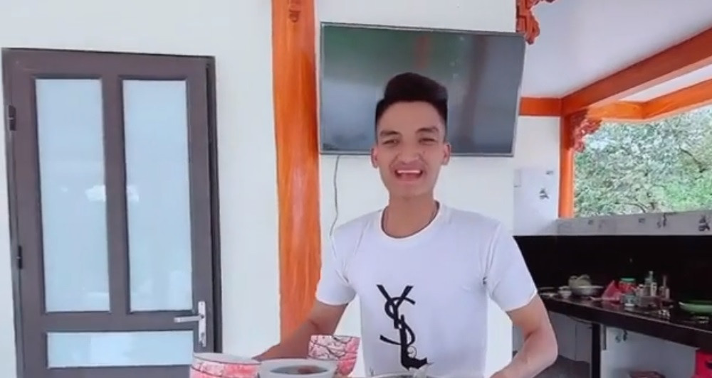 Phần tường bao quanh làm bằng gỗ chắc chắn và ấm áp.