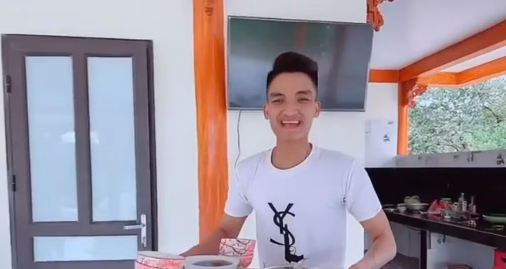 Phần tường bao quanh làm bằng gỗ chắc chắn và ấm áp.