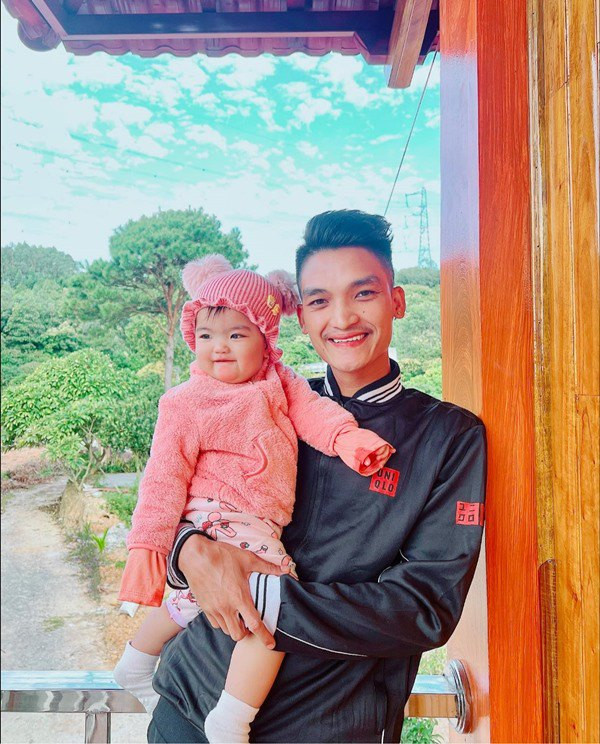 Xung quanh căn nhà là vườn tược rộng lớn, xanh mướt.