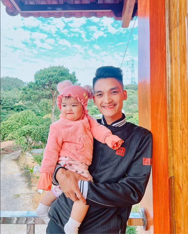 Xung quanh căn nhà là vườn tược rộng lớn, xanh mướt.