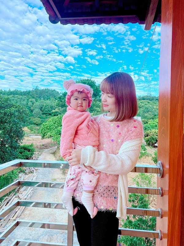 Mái nhà lợp đỏ tươi hài hoà với màu sắc của căn nhà.