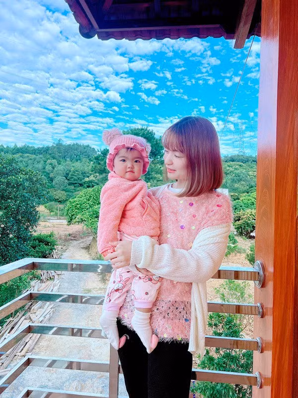 Mái nhà lợp đỏ tươi hài hoà với màu sắc của căn nhà.