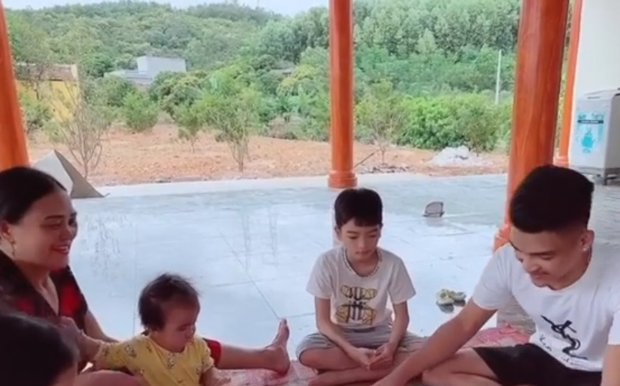 Từ nhà nhìn xa xa có thể thấy đồi núi trùng điệp, bên dưới là khu vườn gia đình diễn viên Mạc Văn Khoa canh tác nhiều năm.