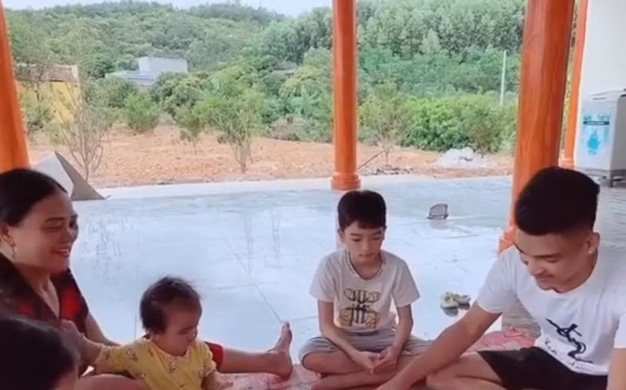 Từ nhà nhìn xa xa có thể thấy đồi núi trùng điệp, bên dưới là khu vườn gia đình diễn viên Mạc Văn Khoa canh tác nhiều năm.