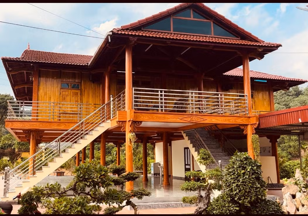 Ngôi nhà có tổng diện tích 380 m2, phần dưới mặt sàn là 170 m2, phần sàn là 210 m2.