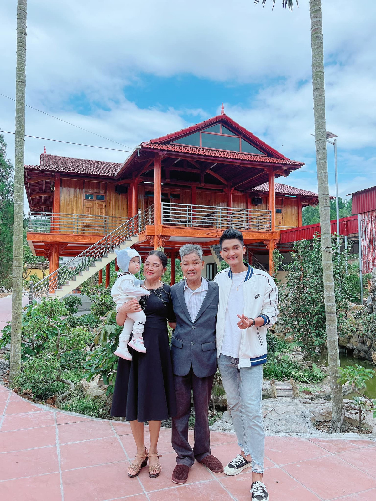 Nam diễn viên chọn xây theo mô hình nhà sàn vì đây là tâm nguyện của từ thời trung niên của bố anh. Chị em diễn viên góp kinh phí, bố trực tiếp lên ý tưởng và thuê đội thợ từ Tây Bắc về thi công.