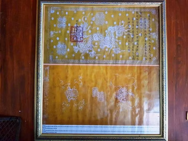 Di tích còn lưu giữ ban thờ có ảnh công chúa chạm trên gỗ cùng nhiều đồ thờ tự có giá trị, đặc biệt là 4 sắc phong triều Nguyễn, trong đó có sắc phong vào ngày 12/1 năm Tự Đức thứ 6 (1852) phong cho bà mỹ tự “Linh Quang Huyền Cảm Diễm Quyên Nhàn Uyển chi thần”. Sắc phong ngày 25/7 năm Khải Định thứ 9 (1924), bà được phong là Thượng đẳng thần.