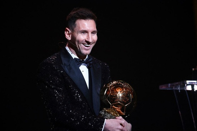 Huyền thoại bóng đá Lionel Messi vừa đánh bại Lewandowski để giành Quả bóng vàng năm 2021. Đây là Quả bóng Vàng lần thứ 7 trong sự nghiệp của tiền đạo người Argentina. Ảnh: Reuters