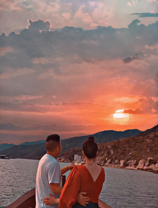 Sau khi kết hôn, đại gia Hà Tĩnh thường xuyên đưa vợ đi du lịch đều đặn hàng tháng...Ảnh: FBNV