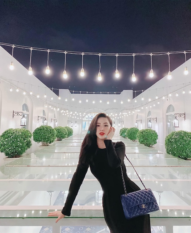 Không chỉ dùng toàn bộ kính làm nền, đại gia Phan Lĩnh còn trang hoàng tầng thượng bằng đèn và cây xanh, tạo ra không gian "chanh xả", lung linh cho bà xã "sống ảo". Ảnh: FBNV