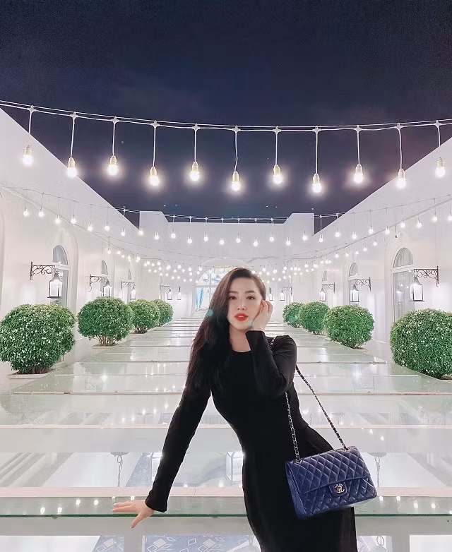 Không chỉ dùng toàn bộ kính làm nền, đại gia Phan Lĩnh còn trang hoàng tầng thượng bằng đèn và cây xanh, tạo ra không gian "chanh xả", lung linh cho bà xã "sống ảo". Ảnh: FBNV