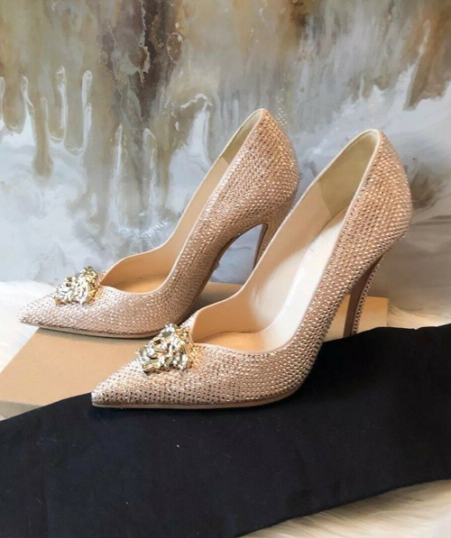 Mẫu giày cao gót của Lệ Quyên đến từ thương hiệu Versace được đính đá lấp lánh có giá 25 triệu đồng. Ảnh: Ngoisao