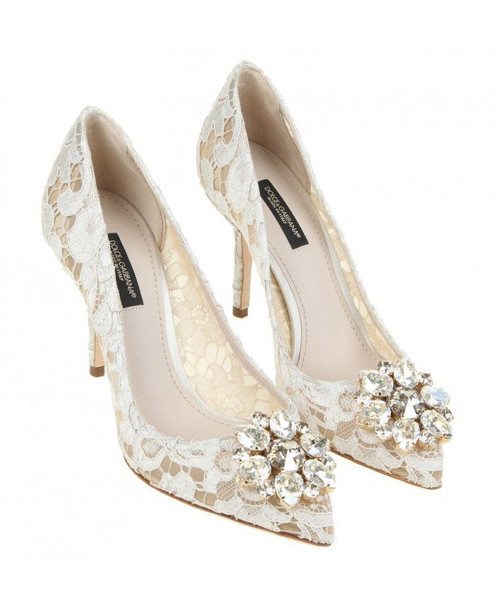 Ca sĩ Lệ Quyên cũng sắm nhiều đôi cao gót đắp ren của Dolce &amp; Gabbana, có giá khoảng 27 triệu đồng một đôi. Ảnh: Ngoisao